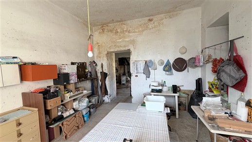Antico Fabbricato Alle Porte di Putignano, Parzialmente In Pietra e Terreno.